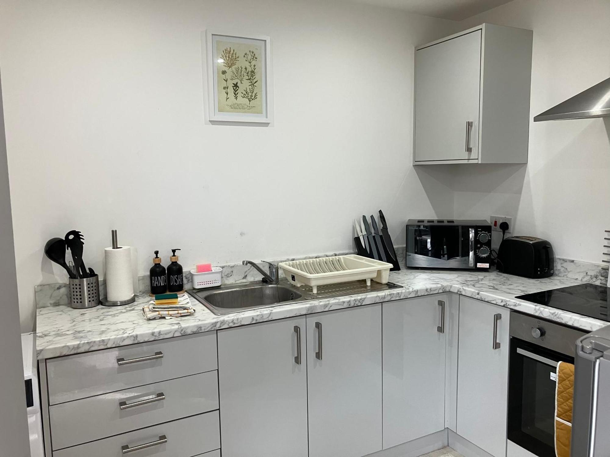 Lancing Apartments - Spacious 2 Bed - Sleeps 6 - Burnham Village สลาว ภายนอก รูปภาพ