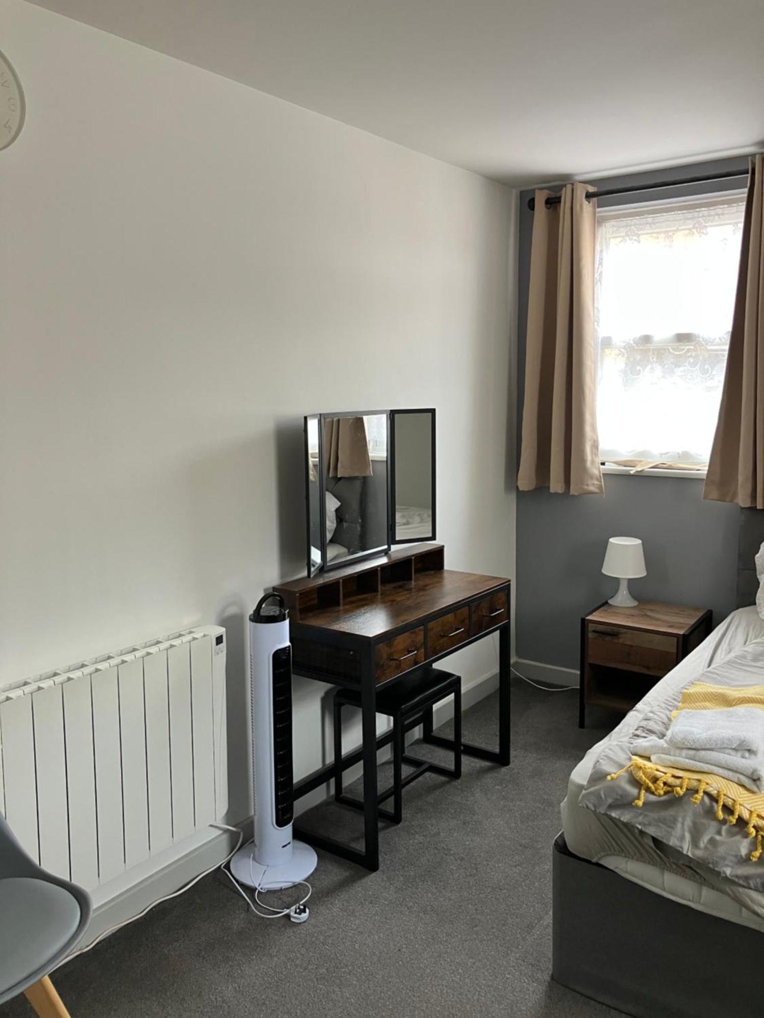 Lancing Apartments - Spacious 2 Bed - Sleeps 6 - Burnham Village สลาว ภายนอก รูปภาพ